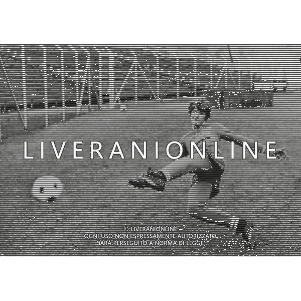 RETROSPETTIVA ALDO SERENA CALCIATORE NELLA FOTO ALDO SERENA CON LA MAGLIA DEL COMO AG ALDO LIVERANI SAS