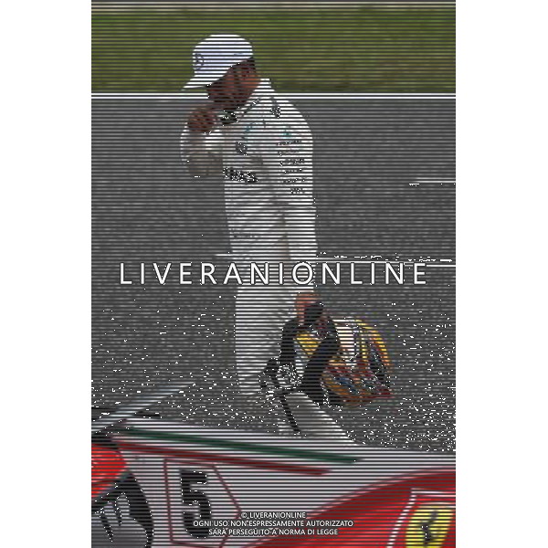 Lewis Hamilton (GBR) Mercedes AMG F1 looks a the Ferrari SF70H of Sebastian Vettel (GER) Ferrari in qualifying parc ferme. 07.10.2017. Formula 1 World Championship, Rd 16, Japanese Grand Prix, Suzuka, Japan, Qualifying Day. / AGENZIA ALDO LIVERANI SAS - ITALY ONLY EDITORIAL USE ONLY - Prove Ufficiali Qualifiche Gp F1 Giappone - Suzuka 7 ottobre 2017