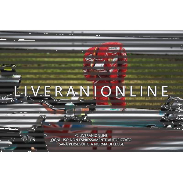Sebastian Vettel (GER) Ferrari looks at the Mercedes AMG F1 W08 of Valtteri Bottas (FIN) Mercedes AMG F1 in qualifying parc ferme. 07.10.2017. Formula 1 World Championship, Rd 16, Japanese Grand Prix, Suzuka, Japan, Qualifying Day. / AGENZIA ALDO LIVERANI SAS - ITALY ONLY EDITORIAL USE ONLY - Prove Ufficiali Qualifiche Gp F1 Giappone - Suzuka 7 ottobre 2017