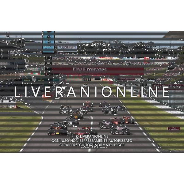 Lewis Hamilton (GBR) Mercedes AMG F1 W08 leads at the start of the race. 08.10.2017. Formula 1 World Championship, Rd 16, Japanese Grand Prix, Suzuka, Japan, Race Day. AG ALDO LIVERANI SAS ONLY ITALY