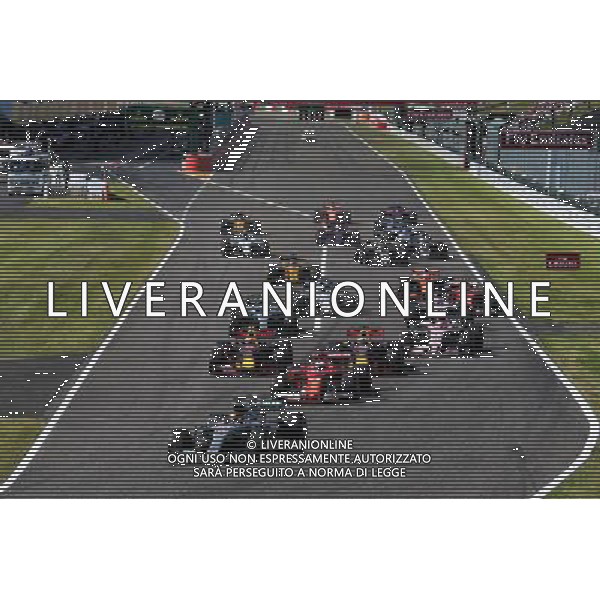 Lewis Hamilton (GBR) Mercedes AMG F1 W08 leads at the start of the race. 08.10.2017. Formula 1 World Championship, Rd 16, Japanese Grand Prix, Suzuka, Japan, Race Day. AG ALDO LIVERANI SAS ONLY ITALY
