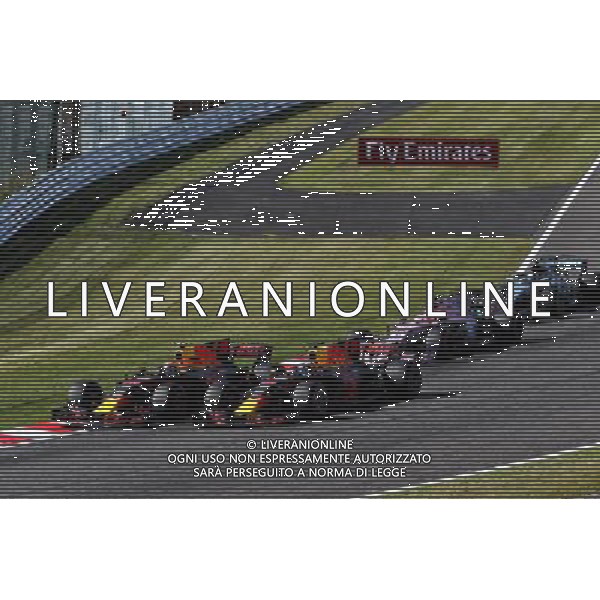 Max Verstappen (NLD) Red Bull Racing RB13 andd team mate Daniel Ricciardo (AUS) Red Bull Racing RB13 battle for position at the start of the race. 08.10.2017. Formula 1 World Championship, Rd 16, Japanese Grand Prix, Suzuka, Japan, Race Day. AG ALDO LIVERANI SAS ONLY ITALY
