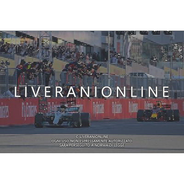 Lewis Hamilton (GBR) Mercedes AMG F1 and Max Verstappen (NLD) Red Bull Racing 08.10.2017. Formula 1 World Championship, Rd 16, Japanese Grand Prix, Suzuka, Japan, Race Day. AG ALDO LIVERANI SAS ONLY ITALY
