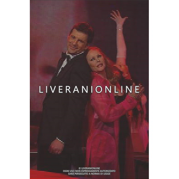 Roma 14/04/2005 - Trasmissione televisiva \' Assolutamente ..... \' condotta da Fabrizio Frizzi e Bianca Guaccero in onda sul Raiuno alle 21.00. Nella foto: Ursula Andress e Fabrizio Frizzi ph alessia paradisi/agenzia aldo liverani