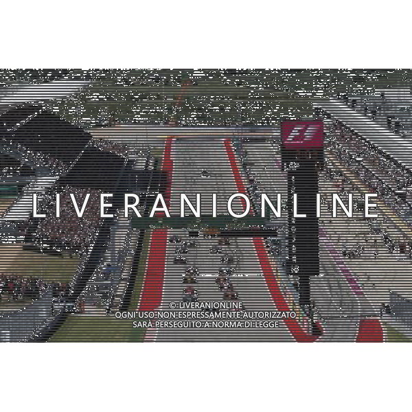 Lewis Hamilton (GBR) Mercedes AMG F1 W08 and Sebastian Vettel (GER) Ferrari SF70H battle for position at the start of the race. 22.10.2017. Formula 1 World Championship, Rd 17, United States Grand Prix, Austin, Texas, USA, Race Day. / AGENZIA ALDO LIVERANI SAS - ITALY ONLY EDITORIAL USE ONLY