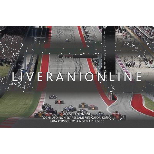 Lewis Hamilton (GBR) Mercedes AMG F1 W08 and Sebastian Vettel (GER) Ferrari SF70H battle for position at the start of the race. 22.10.2017. Formula 1 World Championship, Rd 17, United States Grand Prix, Austin, Texas, USA, Race Day. / AGENZIA ALDO LIVERANI SAS - ITALY ONLY EDITORIAL USE ONLY