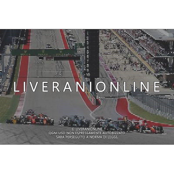 Lewis Hamilton (GBR) Mercedes AMG F1 W08 and Sebastian Vettel (GER) Ferrari SF70H battle for position at the start of the race. 22.10.2017. Formula 1 World Championship, Rd 17, United States Grand Prix, Austin, Texas, USA, Race Day. / AGENZIA ALDO LIVERANI SAS - ITALY ONLY EDITORIAL USE ONLY