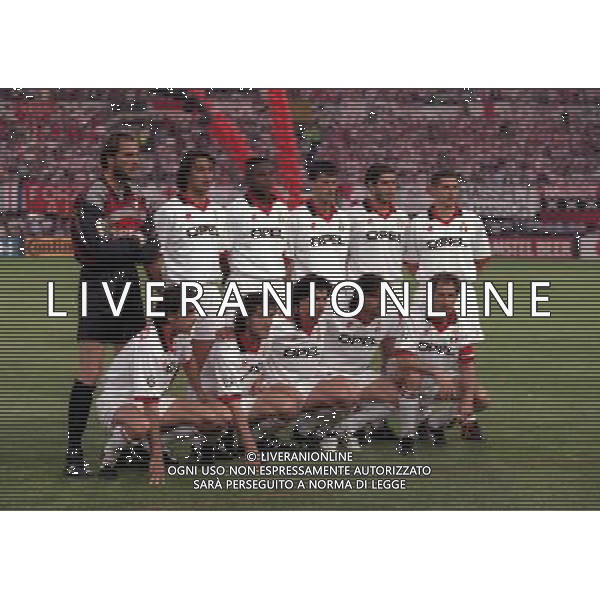 24-05-1995 VIENNA FINALE DI CHAMPIONS LEAGUE MILAN AJAX 0-1 NELLA FOTO FORMAZIONE DEL MILAN DA SIN IN PIEDI SEBASTIANO ROSSI-PAOLO MALDINI-MARCEL DESAILLY-CHRISTIAN PANUCCI-ZVONIMIR BOBAN-DANIELE MASSARO SED SINISTRA ALESSANDRO COSTACURTA-ROBERTO DONADONI-DEMETRIO ALBERTINI-MARCO SIMONE-FRANCO BARESI AG ALDO LIVERANI SAS