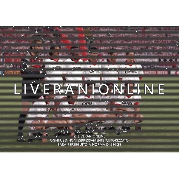 24-05-1995 VIENNA FINALE DI CHAMPIONS LEAGUE MILAN AJAX 0-1 NELLA FOTO FORMAZIONE DEL MILAN DA SIN IN PIEDI SEBASTIANO ROSSI-PAOLO MALDINI-MARCEL DESAILLY-CHRISTIAN PANUCCI-ZVONIMIR BOBAN-DANIELE MASSARO SED SINISTRA ALESSANDRO COSTACURTA-ROBERTO DONADONI-DEMETRIO ALBERTINI-MARCO SIMONE-FRANCO BARESI AG ALDO LIVERANI SAS