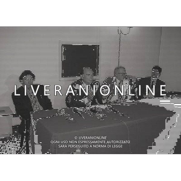 1993-1994 PRESENTAZIONE DEL NUOVO ALLENATO DELL\'INTER GIAMPIERO MARINI NELLA FOTO GIAMPIERO MARINI CON ERNSTO PELLEGRINI E GIULIO ABBIEZZI ROBERTO TAVECCHIO AG ALDO LIVERANI SAS