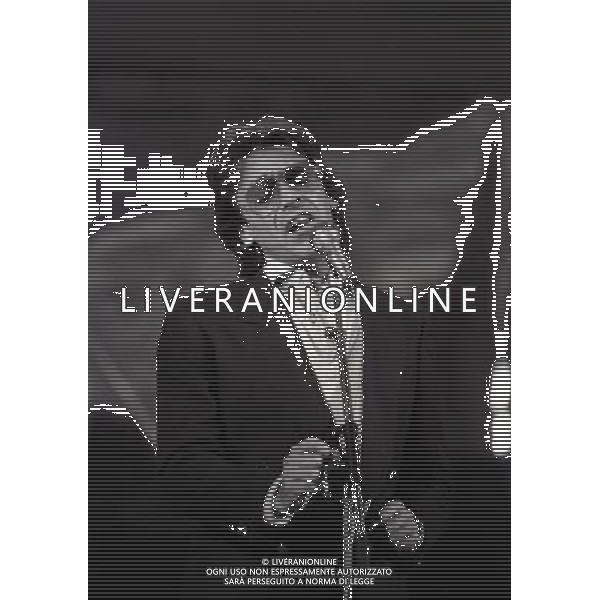 1982 -32 FESTIVAL DELLA CANZONE ITALIANA SANREMO NELLA FOTO RICARDO FOGLI VINCE IL 32 FESTIVAL DI SANREMO AG ALDO LIVERANI SAS