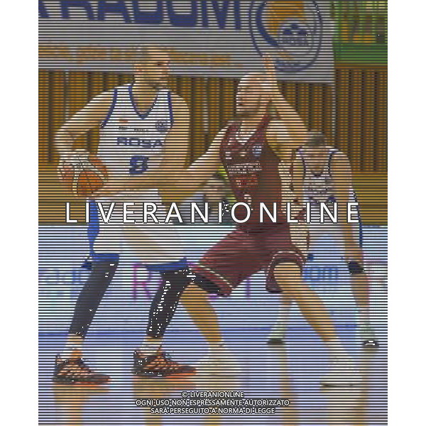 24.10.2017, Radom, koszykowka, Liga Mistrzow, Basketball Champions League, Rosa Radom - Umana Reyer Venezia, Robert Witka (Rosa), Hrvije Peric (Umana), fot. Tomasz Jastrzebowski / Foto Olimpik / NEWSPIX.PL --- Newspix.pl AG ALDO LIVERANI SAS