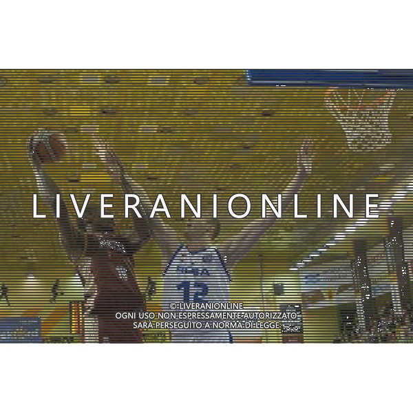 24.10.2017, Radom, koszykowka, Liga Mistrzow, Basketball Champions League, Rosa Radom - Umana Reyer Venezia, Paul Biligha (Umana), Jaroslaw Trojan (Rosa), fot. Tomasz Jastrzebowski / Foto Olimpik / NEWSPIX.PL --- Newspix.pl AG ALDO LIVERANI SAS
