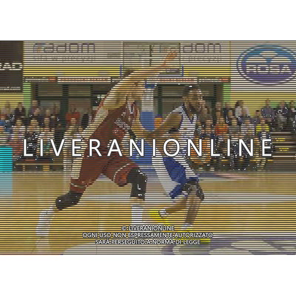 24.10.2017, Radom, koszykowka, Liga Mistrzow, Basketball Champions League, Rosa Radom - Umana Reyer Venezia, Andrea de Nicolao (Umana), Ryan Harrow (Rosa), fot. Tomasz Jastrzebowski / Foto Olimpik / NEWSPIX.PL --- Newspix.pl AG ALDO LIVERANI SAS