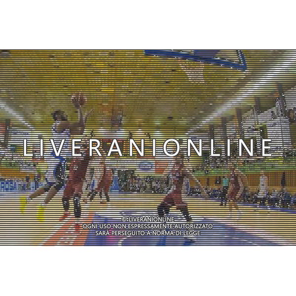 24.10.2017, Radom, koszykowka, Liga Mistrzow, Basketball Champions League, Rosa Radom - Umana Reyer Venezia, Ryan Harrow (Rosa), Gediminas Orelik (Umana), fot. Tomasz Jastrzebowski / Foto Olimpik / NEWSPIX.PL --- Newspix.pl AG ALDO LIVERANI SAS