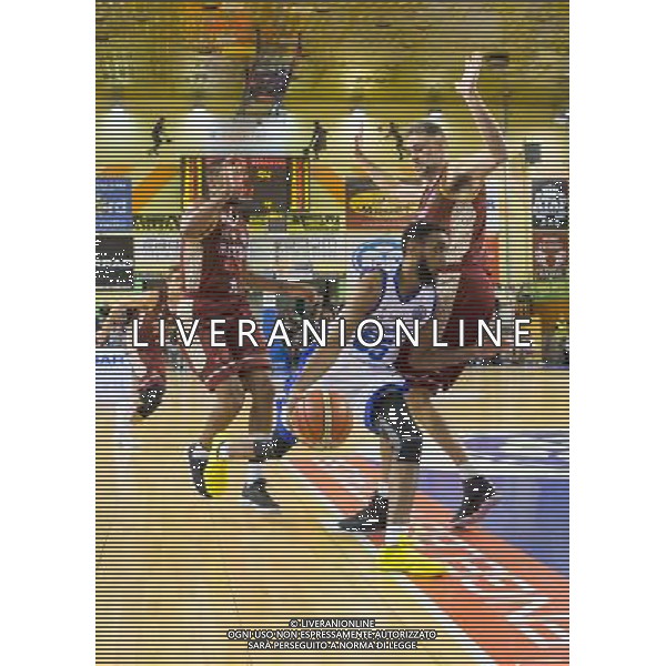 24.10.2017, Radom, koszykowka, Liga Mistrzow, Basketball Champions League, Rosa Radom - Umana Reyer Venezia, Michael Jenkins (Umana), Ryan Harrow (Rosa), Pietro Ugolini (Umana), fot. Tomasz Jastrzebowski / Foto Olimpik / NEWSPIX.PL --- Newspix.pl AG ALDO LIVERANI SAS