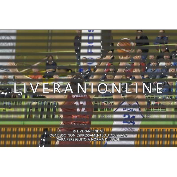 24.10.2017, Radom, koszykowka, Liga Mistrzow, Basketball Champions League, Rosa Radom - Umana Reyer Venezia, Gediminas Orelik (Umana), Michal Sokolowski (Rosa), fot. Tomasz Jastrzebowski / Foto Olimpik / NEWSPIX.PL --- Newspix.pl AG ALDO LIVERANI SAS