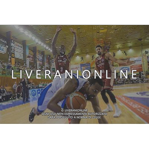 24.10.2017, Radom, koszykowka, Liga Mistrzow, Basketball Champions League, Rosa Radom - Umana Reyer Venezia, Dominique Johnson (Umana), Kevin Punter (Rosa), Mitchell Watt (Umana), fot. Tomasz Jastrzebowski / Foto Olimpik / NEWSPIX.PL --- Newspix.pl AG ALDO LIVERANI SAS