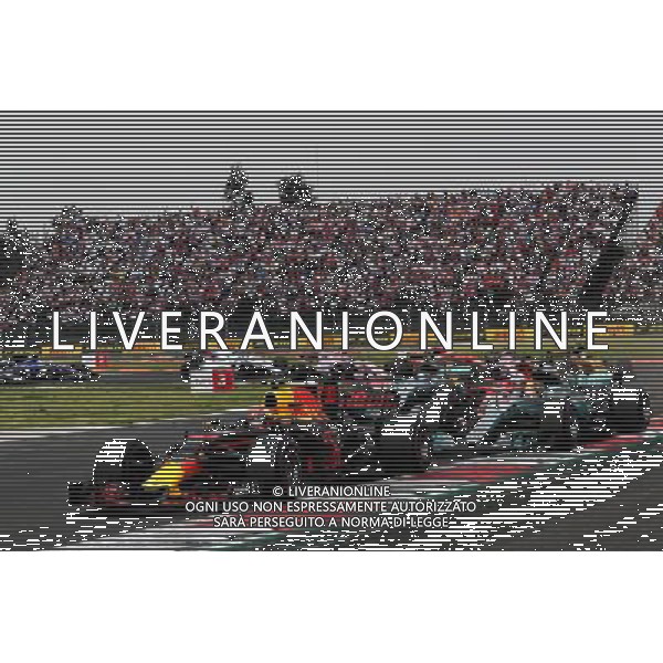 Sebastian Vettel (GER) Ferrari SF70H, Max Verstappen (NLD) Red Bull Racing RB13, and Lewis Hamilton (GBR) Mercedes AMG F1 W08 battle for the lead at the start of the race. 29.10.2017. Formula 1 World Championship, Rd 18, Mexican Grand Prix, Mexico City, Mexico, Race Day. AG ALDO LIVERANI SAS ONLY ITALY