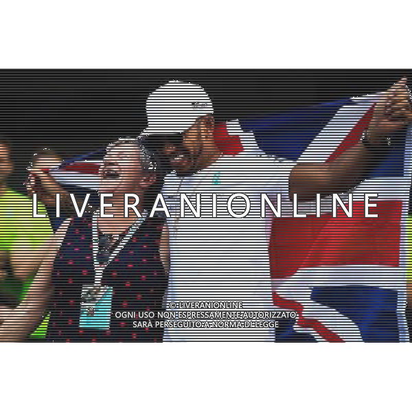 Lewis Hamilton (GBR) Mercedes AMG F1 celebrates winning the World Championship with the team and mother Carmen Larbalestier (GBR). 29.10.2017. Formula 1 World Championship, Rd 18, Mexican Grand Prix, Mexico City, Mexico, Race Day. AG ALDO LIVERANI SAS ONLY ITALY