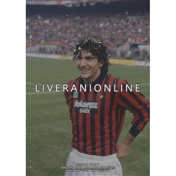 RETROSPETTIVA PAOLO ROSSI CALCIATORE NELLA FOTO PAOLO ROSSI CON LA MAGLIA DEL MILAN AG ALDO LIVERANI SAS
