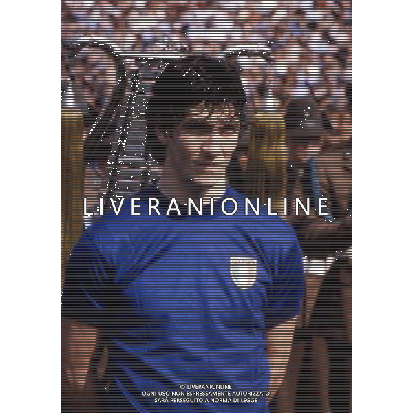 RETROSPETTIVA PAOLO ROSSI CALCIATORE NELLA FOTO PAOLO ROSSI CON LA MAGLIA DELLA NAZIONALE ITALIANA AG ALDO LIVERANI SAS