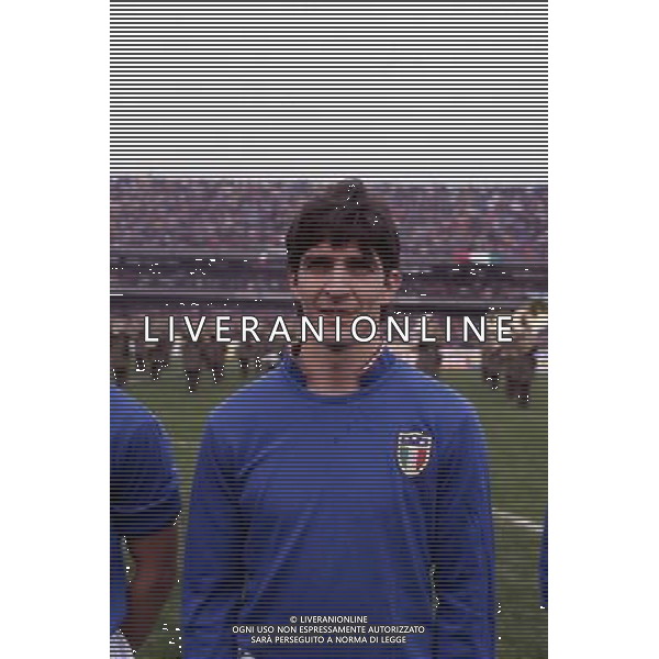 RETROSPETTIVA PAOLO ROSSI CALCIATORE NELLA FOTO PAOLO ROSSI CON LA MAGLIA DELLA NAZIONALE ITALIANA AG ALDO LIVERANI SAS
