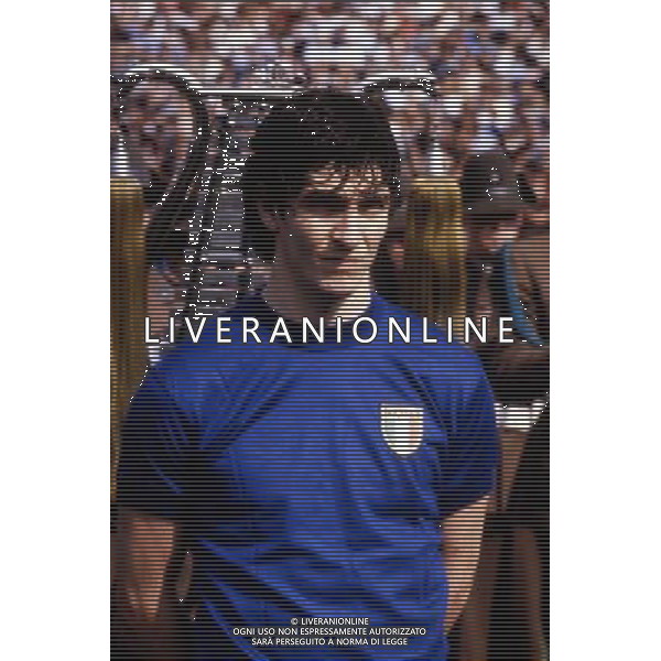 RETROSPETTIVA PAOLO ROSSI CALCIATORE NELLA FOTO PAOLO ROSSI CON LA MAGLIA DELLA NAZIONALE ITALIANA AG ALDO LIVERANI SAS