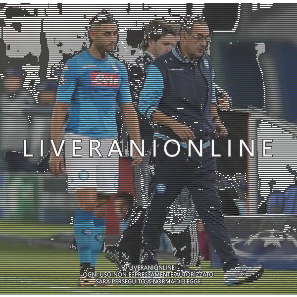 NAPOLI - MANCHESTER City Champions League 01/11/2017 nella foto: FAOUZI GHOULAM CON CON MAURIZIO SARRI LASCIA IL CAMPO INFORTUNATO ©MOSCA / AGENZIA ALDO LIVERANI SAS 