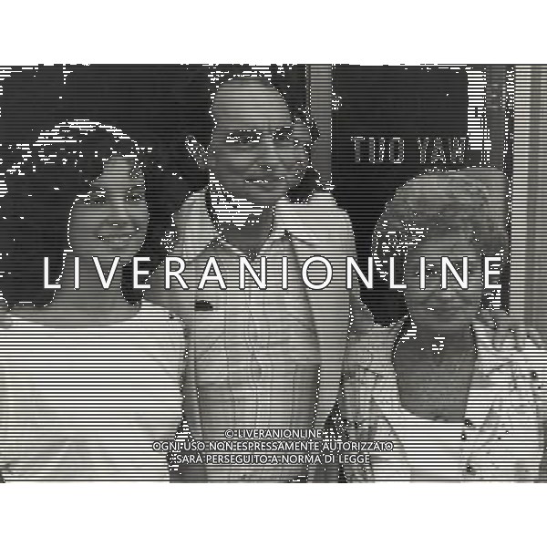 RETROSPETTIVA ITALO CALVINO SCRITTORE NELLA FOTO ITALO CALVINO CON LA MOGLIE E LA FIGLIA AG ALDO LIVERANI SAS