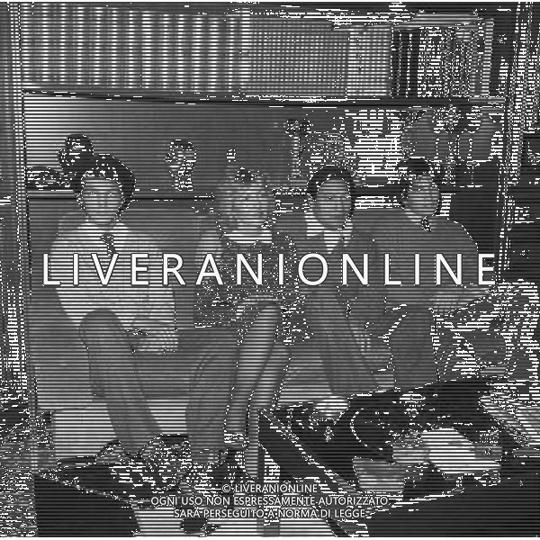 JUAN CARLOS DURAN, pugile argentino naturalizzato italiano - RETROSPETTIVA nella foto con il figlio Alessandro e Massimiliano e la moglie Augusta Becchetti nella loro casa a Ferrara nel 1980 ©ARCHIVIO / AGENZIA ALDO LIVERANI SAS 