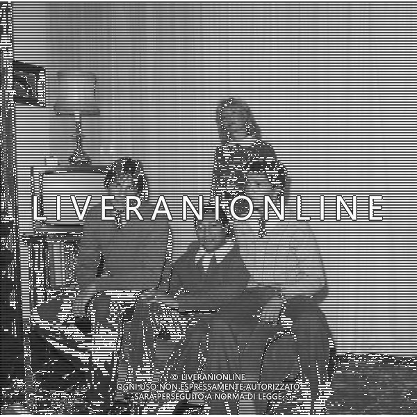 JUAN CARLOS DURAN, pugile argentino naturalizzato italiano - RETROSPETTIVA nella foto con il figlio Alessandro e Massimiliano e la moglie Augusta Becchetti nella loro casa a Ferrara nel 1980 ©ARCHIVIO / AGENZIA ALDO LIVERANI SAS 