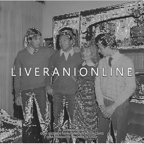 JUAN CARLOS DURAN, pugile argentino naturalizzato italiano - RETROSPETTIVA nella foto con il figlio Alessandro e Massimiliano e la moglie Augusta Becchetti nella loro casa a Ferrara nel 1980 ©ARCHIVIO / AGENZIA ALDO LIVERANI SAS 