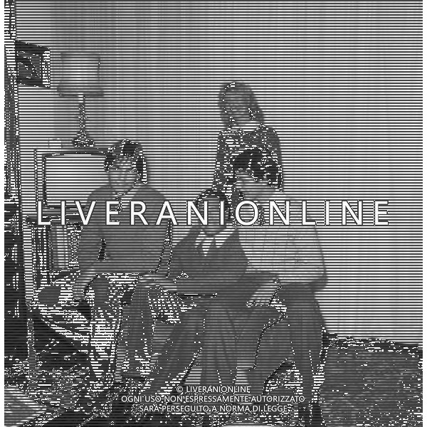 JUAN CARLOS DURAN, pugile argentino naturalizzato italiano - RETROSPETTIVA nella foto con il figlio Alessandro e Massimiliano e la moglie Augusta Becchetti nella loro casa a Ferrara nel 1980 ©ARCHIVIO / AGENZIA ALDO LIVERANI SAS 