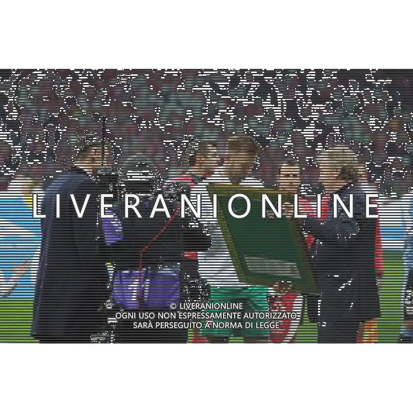 WARSZAWA 10.11.2017 SPORT PILKA NOZNA FOOTBALL MIEDZYNARODOWY MECZ TOWARZYSKI INTERNATIONAL FRIENDLY MATCH POLSKA - URUGWAJ POLAND - URUGUAY NZ. ARTUR BORUC (POL) PATERA PODZIEKOWANIE ZBIGNIEW BONIEK FOT. MICHAL CHWIEDUK / FOKUSMEDIA.COM.PL / NEWSPIX.PL --- Newspix.pl AG ALDO LIVERANI SAS ONLY ITALY *** Local Caption *** www.newspix.pl mail us: info@newspix.pl call us: 0048 022 23 22 222 --- Polish Picture Agency by Ringier Axel Springer Poland