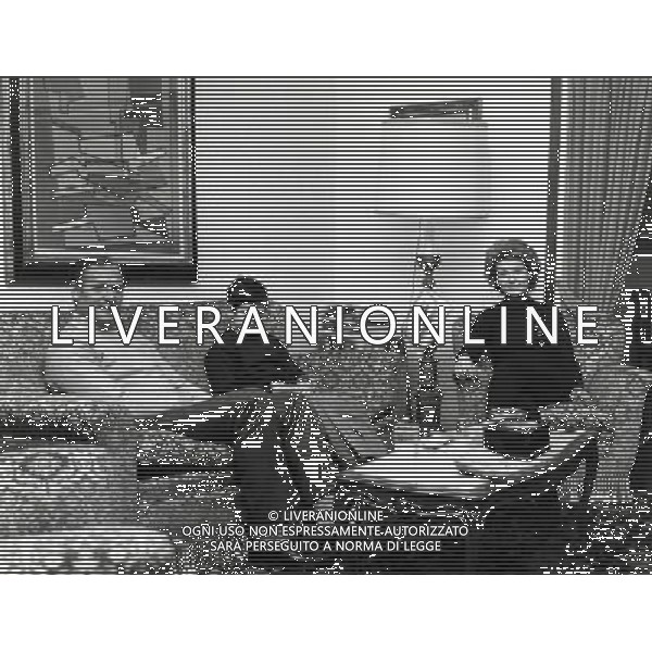 RETROSPETTINA NILS LIEDHOLM ALLENATORE NELLA FOTO NILS LIEDHOLM IN FAMIGLIA AG ALDO LIVERANI SAS