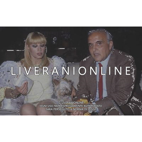 RETROSPETTIVA UGO VETERE POLITICO E SINDACO DI ROMA NELLA FOTO UGO VETERE SINDACO DI ROMA E POLITICO CON RAFFAELLA CARRA\' AG ALDO LIVERANI SAS