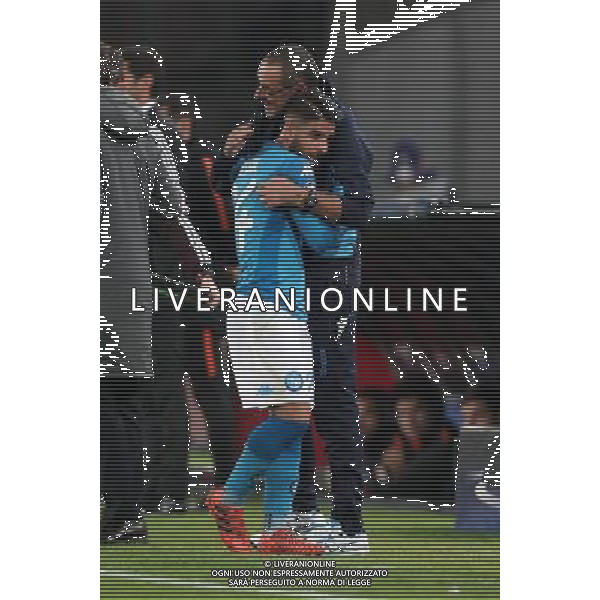 NAPOLI - SHAKHTAR DONETSK CHAMPIONS LEAGUE 21 NOVEMBRE 2017 NELLA FOTO LORENZO INSIGNE ABBRACCIO CON MAURIZIO SARRI DOPO LA SOSTITUZIONE ©MOSCA / AGENZIA ALDO LIVERANI SAS 
