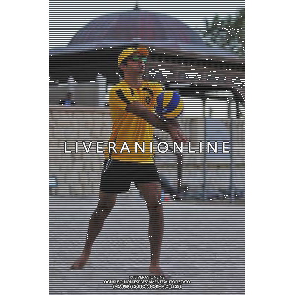 Carlos Sainz Jr (ESP) Renault Sport F1 Team playing beach sports. 23.11.2017. Formula 1 World Championship, Rd 20, Abu Dhabi Grand Prix, Yas Marina Circuit, Abu Dhabi, Preparation Day. / AGENZIA ALDO LIVERANI SAS - ITALY ONLY EDITORIAL USE ONLY - GP F1 Abu Dhabi Emirati Arabi Uniti - Preparation Day - 23/11/2017 