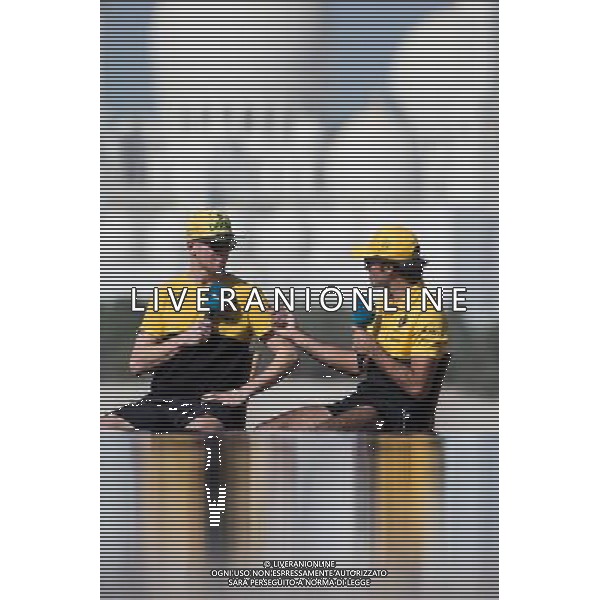 (L to R): Nico Hulkenberg (GER) Renault Sport F1 Team with team mate Carlos Sainz Jr (ESP) Renault Sport F1 Team. 23.11.2017. Formula 1 World Championship, Rd 20, Abu Dhabi Grand Prix, Yas Marina Circuit, Abu Dhabi, Preparation Day. / AGENZIA ALDO LIVERANI SAS - ITALY ONLY EDITORIAL USE ONLY - GP F1 Abu Dhabi Emirati Arabi Uniti - Preparation Day - 23/11/2017 