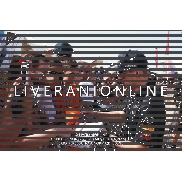 Max Verstappen (NLD) Red Bull Racing signs autographs for the fans. 24.11.2017. Formula 1 World Championship, Rd 20, Abu Dhabi Grand Prix, Yas Marina Circuit, Abu Dhabi, Practice Day. / AGENZIA ALDO LIVERANI SAS - ITALY ONLY EDITORIAL USE ONLY - GP F1 Abu Dhabi Emirati Arabi Uniti - Prove Libere - 24/11/2017 