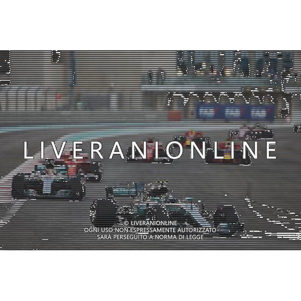 Valtteri Bottas (FIN) Mercedes AMG F1 W08 leads at the start of the race. 26.11.2017. Formula 1 World Championship, Rd 20, Abu Dhabi Grand Prix, Yas Marina Circuit, Abu Dhabi, Race Day. AG ALDO LIVERANI SAS ONLY ITALY