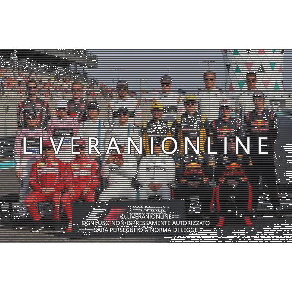 The drivers end of season group photograph. 26.11.2017. Formula 1 World Championship, Rd 20, Abu Dhabi Grand Prix, Yas Marina Circuit, Abu Dhabi, Race Day. AG ALDO LIVERANI SAS ONLY ITALY