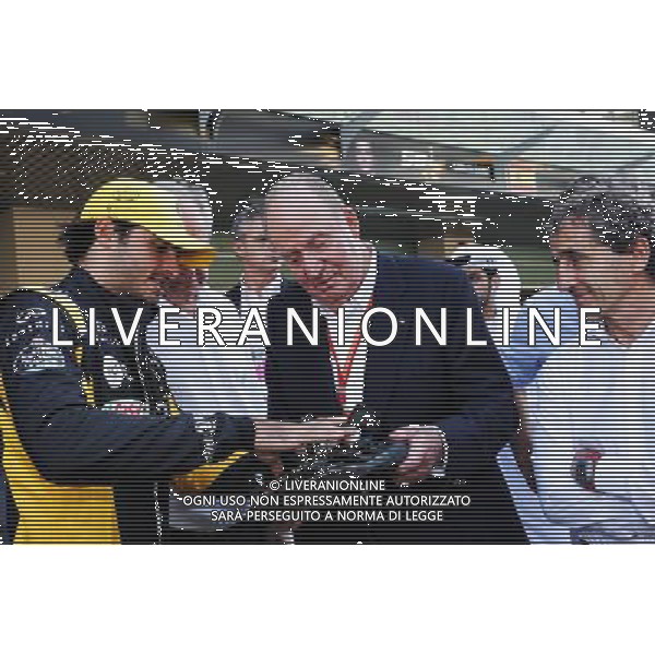 (L to R): Carlos Sainz Jr (ESP) Renault Sport F1 Team with Former Spanish King Juan Carlos and Alain Prost (FRA) Renault Sport F1 Team Special Advisor. 26.11.2017. Formula 1 World Championship, Rd 20, Abu Dhabi Grand Prix, Yas Marina Circuit, Abu Dhabi, Race Day. AG ALDO LIVERANI SAS ONLY ITALY