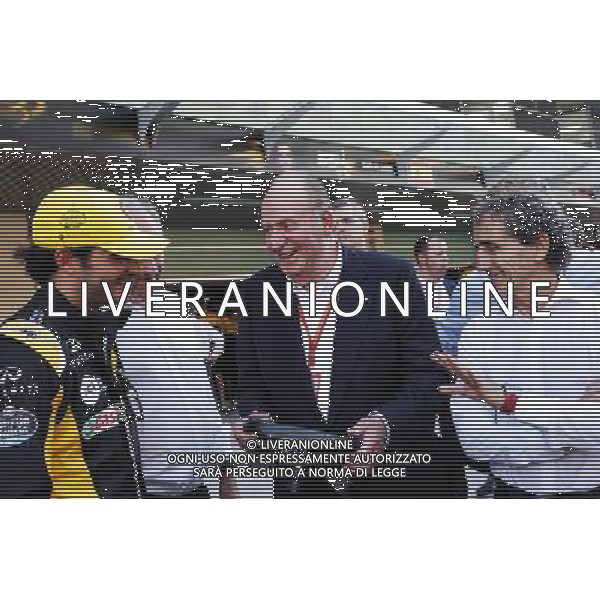 (L to R): Carlos Sainz Jr (ESP) Renault Sport F1 Team with Former Spanish King Juan Carlos and Alain Prost (FRA) Renault Sport F1 Team Special Advisor. 26.11.2017. Formula 1 World Championship, Rd 20, Abu Dhabi Grand Prix, Yas Marina Circuit, Abu Dhabi, Race Day. AG ALDO LIVERANI SAS ONLY ITALY