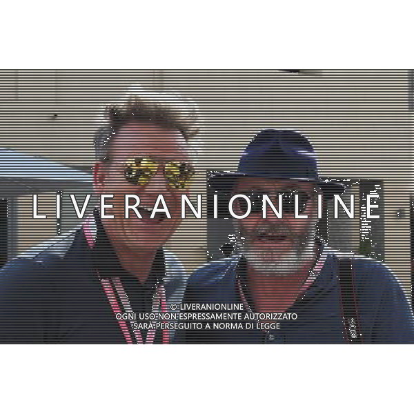 (L to R): Gordon Ramsey (GBR) Celebrity Chef with Liam Cunningham (IRE) Actor. 26.11.2017. Formula 1 World Championship, Rd 20, Abu Dhabi Grand Prix, Yas Marina Circuit, Abu Dhabi, Race Day. AG ALDO LIVERANI SAS ONLY ITALY