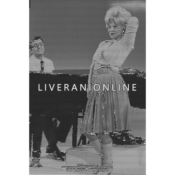 Le Prove e la registrazione della puntata del 12 febbraio 1966 di \' Studio Uno \' programma televisivo di varieta\' per la regia di Antonello Falqui, prodotto dalla Rai e trasmesso sul canale Programma Nazionale - RETROSPETTIVA nella foto Sandra Milo e Lelio Luttazzi ©ARCHIVIO / AGENZIA ALDO LIVERANI SAS 
