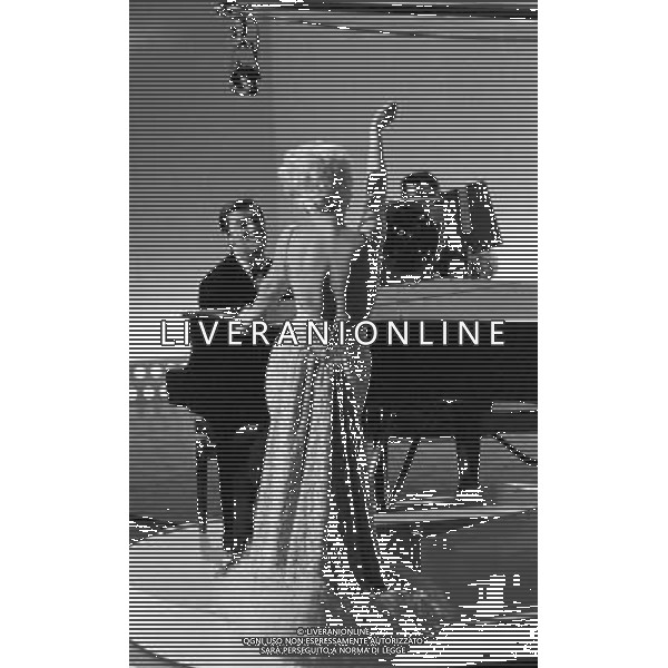 Le Prove e la registrazione della puntata del 12 febbraio 1966 di \' Studio Uno \' programma televisivo di varieta\' per la regia di Antonello Falqui, prodotto dalla Rai e trasmesso sul canale Programma Nazionale - RETROSPETTIVA nella foto Sandra Milo e Lelio Luttazzi ©ARCHIVIO / AGENZIA ALDO LIVERANI SAS 