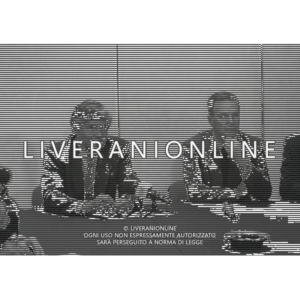 1996 MILANO CONFERENZA STAMPA CONGIUNTA LUCIANO NIZZOLA PRESIDENTE DELLA LEGA CALCIO CON SERGIO CAMPANA PRESIDENTE ASSOCIAZIONE ITALIANA CALCIATORI AG ALDO LIVERANI SAS