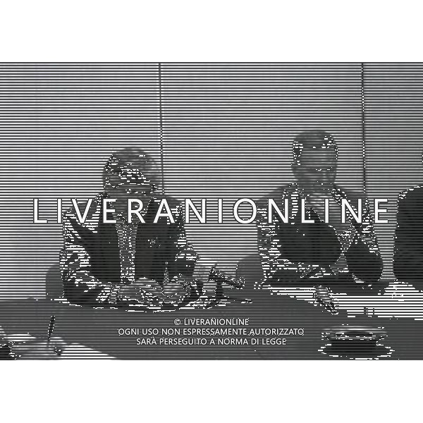 1996 MILANO CONFERENZA STAMPA CONGIUNTA LUCIANO NIZZOLA PRESIDENTE DELLA LEGA CALCIO CON SERGIO CAMPANA PRESIDENTE ASSOCIAZIONE ITALIANA CALCIATORI AG ALDO LIVERANI SAS